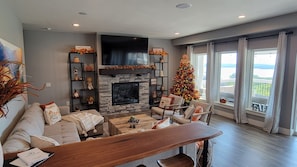 TV connectée, cheminée, jeux vidéo, livres