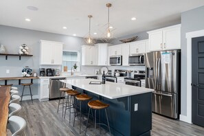 Grand réfrigérateur, micro-ondes, four, plaque de cuisson