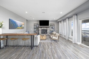 Smart TV, fireplace, video games, books - Large-group Retreat w/Hot Tub, 2 Kitchens, Grill (Branson)