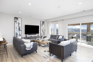 Smart TV, videogiochi, libri, biblioteca musicale