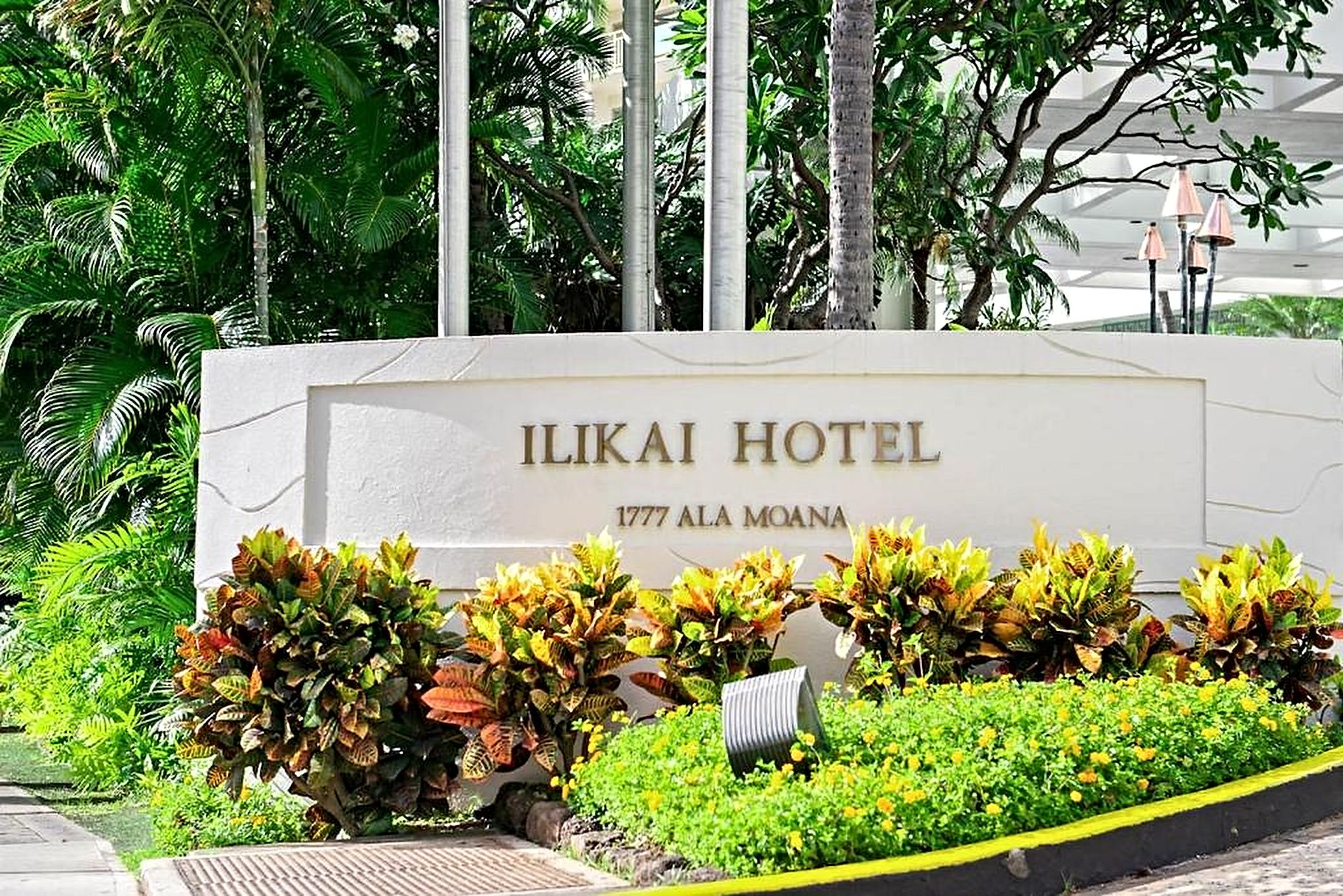 Schild für das Ilikai Hotel mit der Adresse '1777 Ala Moana'.