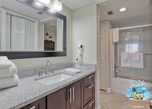 Combined shower/bathtub, towels, soap, toilet paper - Heated Pool. 3rd floor. Ocean House II Book now! (Gulf Shores)