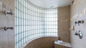 Sèche-cheveux, bidet, serviettes fournies, savon