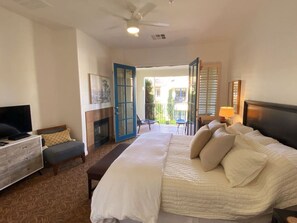 2 habitaciones, escritorio y tabla de planchar con plancha 