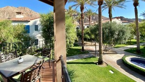 Outdoor dining - Stunning 2bed/2bath Villa - Amazing Location+Views (La Quinta)