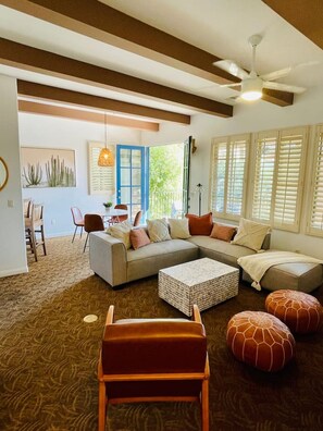 Televisión, chimenea y estéreo 