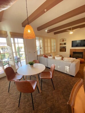 Televisión, chimenea y estéreo 