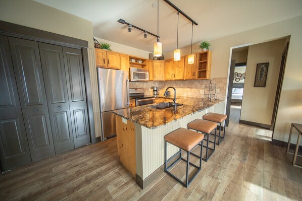 Design Condo, 2 Bedrooms, Pool Access, Resort View (Black Bear 8053) | Private kitchen | Full-size fridge, microwave, oven, stovetop