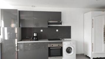 Geladeira, micro-ondas, fogĂŁo, cooktop