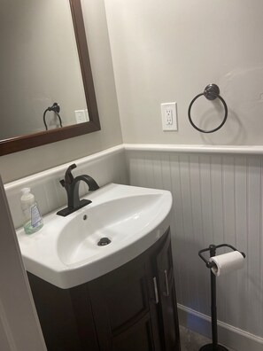 Badewanne, Haartrockner, Toilettenpapier