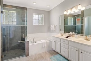 Casa (9151 Kings Cove Ct) | Banheiro | Toalhas de banho 