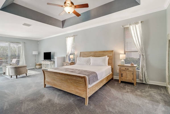 Casa (9151 Kings Cove Ct) | 4 habitaciones, escritorio y wifi