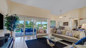 House (536 SE 33rd St) | Living room - 536 SE 33rd St (Cape Coral)