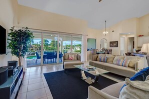 하우스 (536 SE 33rd St) | 거실 | 스테레오