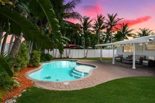 Beautiful tropical villa with heated pool, modern furniture - close to the beach