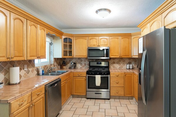 Fridge, microwave, oven, stovetop