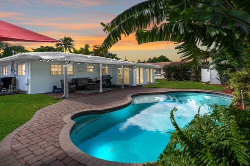 Beautiful tropical villa with heated pool, modern furniture - close to the beach