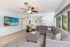 Smart-tv, een open haard en een kantoor