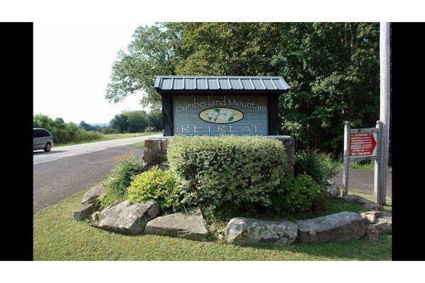 Property grounds - Summer Fun! Lake House - PETS, jukebox, pool table, firepit, canoe, kayak (Crossville)