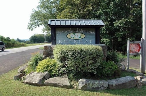 Special Winter Prices-PETS, lakefront, jukebox, pool table, firepit, canoe,kayak