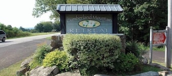 Special Winter Prices-PETS, lakefront, jukebox, pool table, firepit, canoe,kayak