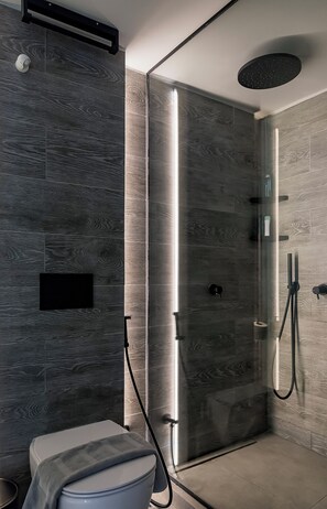 Dusche, Haartrockner, Bidet, Handtücher