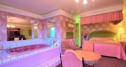 1 King Bed Jetted Tub Non-Smoking(Theme2 -Persian ,Roman, or Oriental Theme)