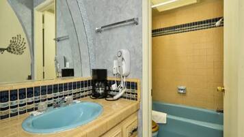 Bañera con ducha, bañera de hidromasaje, secador de pelo