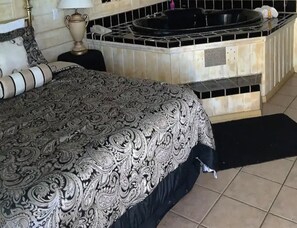 1 多间卧室、办公桌、闹钟