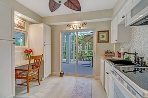 منزل (27090 Belle Rio Dr) | مطبخ خاص | مائدة طعام