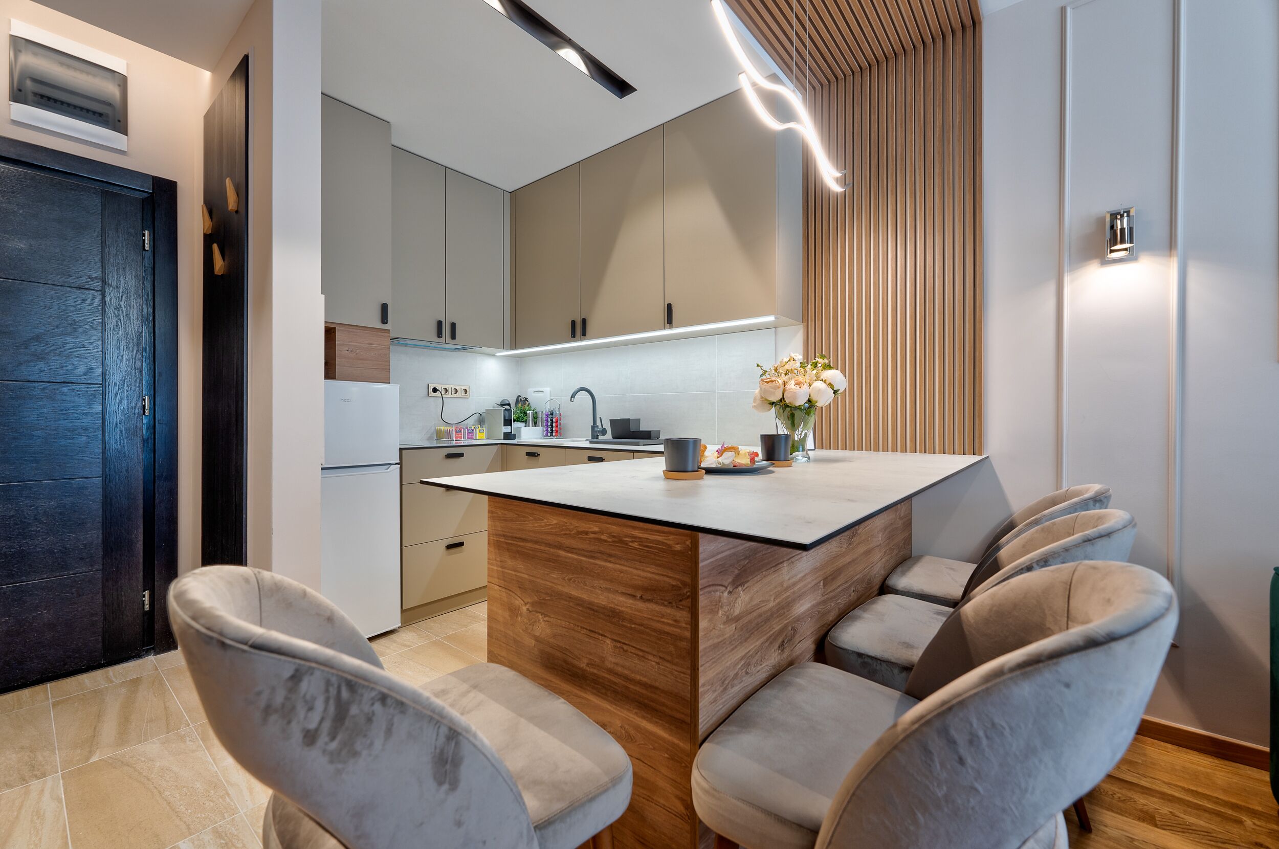 Réfrigérateur, micro-ondes, four, plaque de cuisson