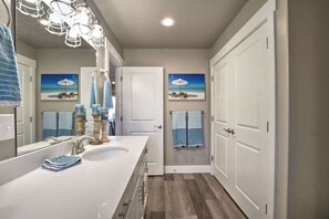Combined shower/bathtub, shampoo