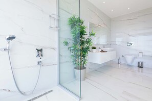 Jetted tub, hair dryer, towels, soap - ⭐ "Cliffside Luxury Villa with 180° panoramic sea view & infinity pool" (Kalkan)