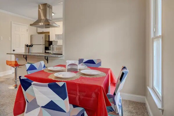 Dining - Balcony - Downtown - Duke - UNC - Pet Friendly (Durham)