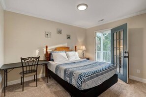 2 bedrooms, desk, iron/ironing board, free WiFi - Balcony - Downtown - Duke - UNC - Pet Friendly (Durham)