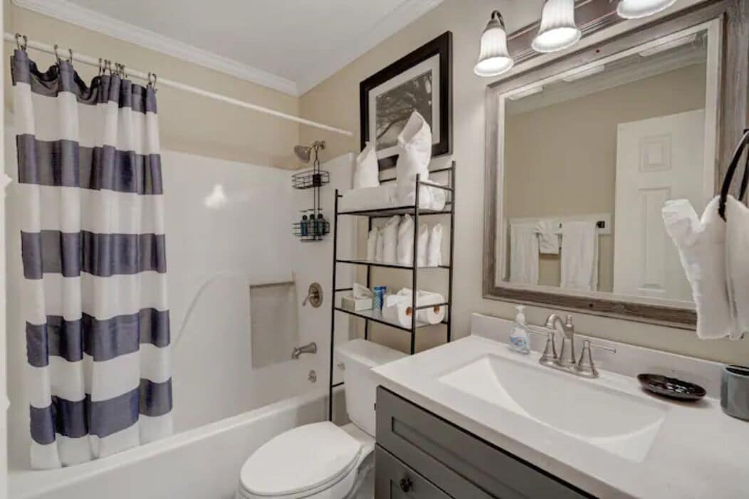 浴槽、ヘアドライヤー、タオル、石鹸