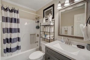 Bathtub, hair dryer, towels, soap - Balcony - Downtown - Duke - UNC - Pet Friendly (Durham)