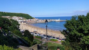 Beach nearby - 200 year old large townhouse with sea views (Scarborough)