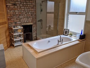 Badewanne, Haartrockner, Handtücher, Seife