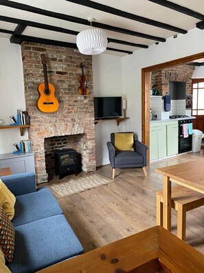 Smart TV - 200 year old large townhouse with sea views (Scarborough)