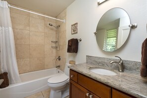 Combinazione doccia/vasca, asciugacapelli, asciugamani