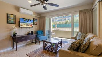 Una televisión, una mesa de tenis de mesa, un reproductor estéreo