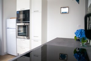 Fridge, microwave, oven, stovetop - Appartement Hyper Centre, Lumineux, Proximité Plage - Perros - Guirec  (Perros-Guirec)