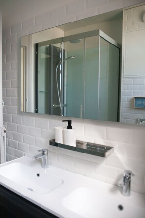 Shower, hair dryer, towels, soap - Appartement Hyper Centre, Lumineux, Proximité Plage - Perros - Guirec  (Perros-Guirec)