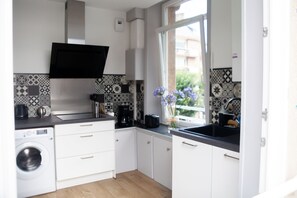 Kühlschrank, Mikrowelle, Ofen, Herdplatte