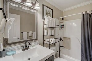 Badewanne, Haartrockner, Handtücher, Seife