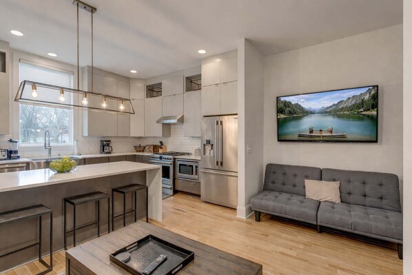 Réfrigérateur, micro-ondes, four, plaque de cuisson