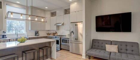 Réfrigérateur, micro-ondes, four, plaque de cuisson