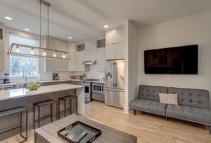 ثلاجة، ميكروويف، فرن، موقد طهي مسطح