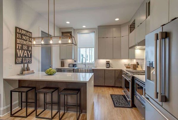 Kjøleskap, mikrobølgeovn, ovn og kokeplater